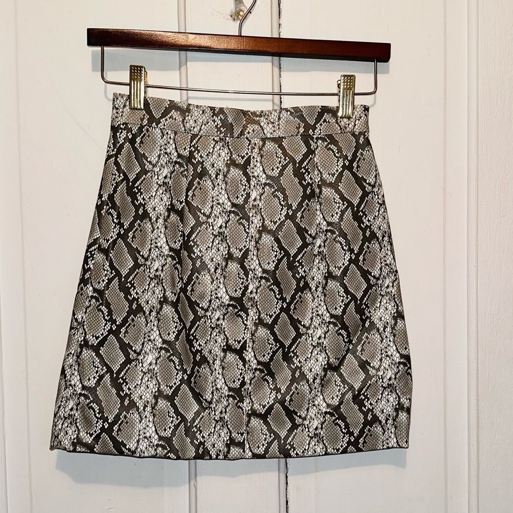 H&M Divided Faux Snakeskin Leather A Line Skirt Size 0 - Picture 2 of 3